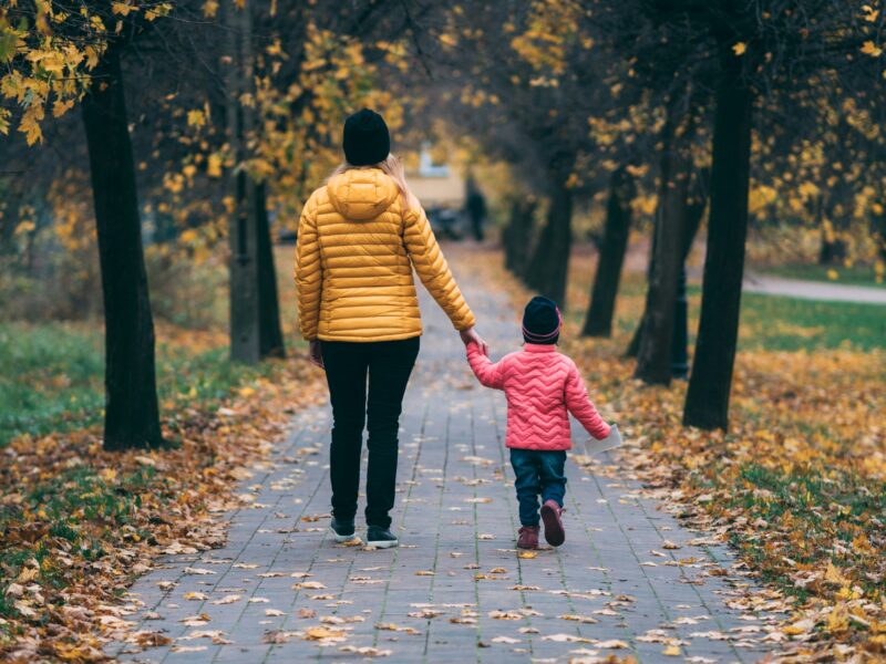 子供と歩いて帰路につく
